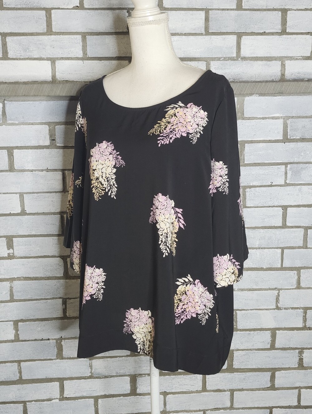 • DKNYC Women’s Short Sleeve Floral Top Plus Size 1X Black Multicolor
